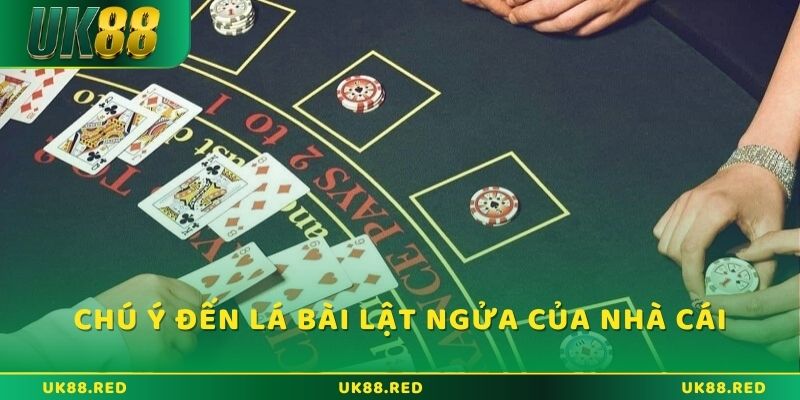 Luôn chú ý đến lá bài lật ngửa của nhà cái